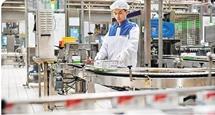 Employees check the milk packaging on the liquid milk production line of Yili Group in Hohhot. Xinhua News Agency reporter Peng Yuanshe